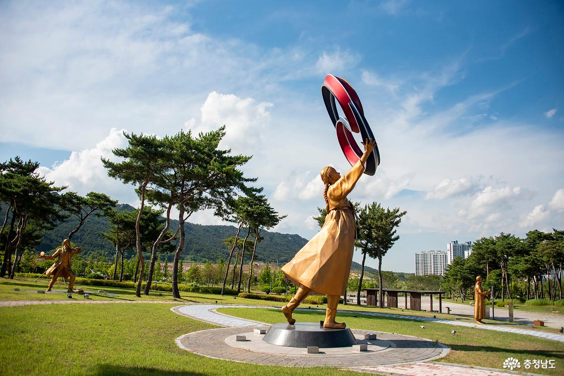 홍예공원 유관순 열사와 독립운동가 조각상