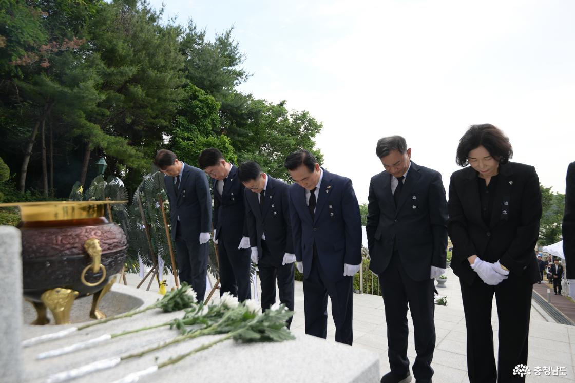 논산 충령탑 앞에서 현충일 추념식 하는 모습