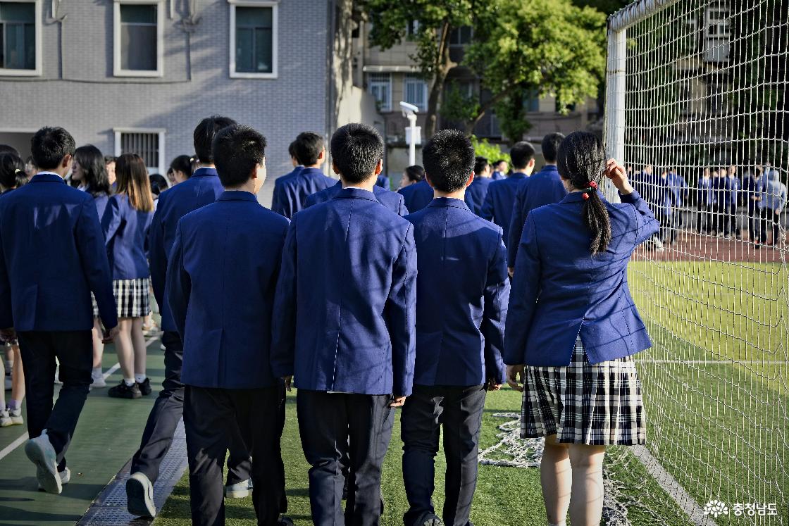 교복입고 등교하는 학생들