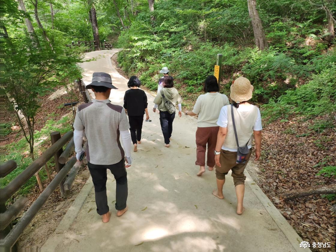 도란도란 이야기 나누며 걷는 황톳 길