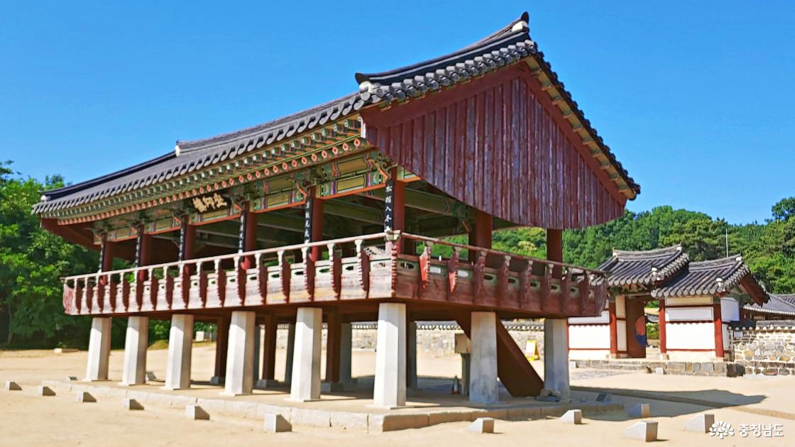 서원을 한 눈에 볼 수 있는 누각 산앙루 