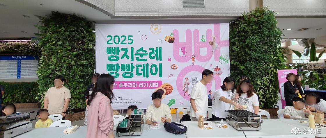 가족단위의 참가자들이 호두과자를 만들고 있어요.