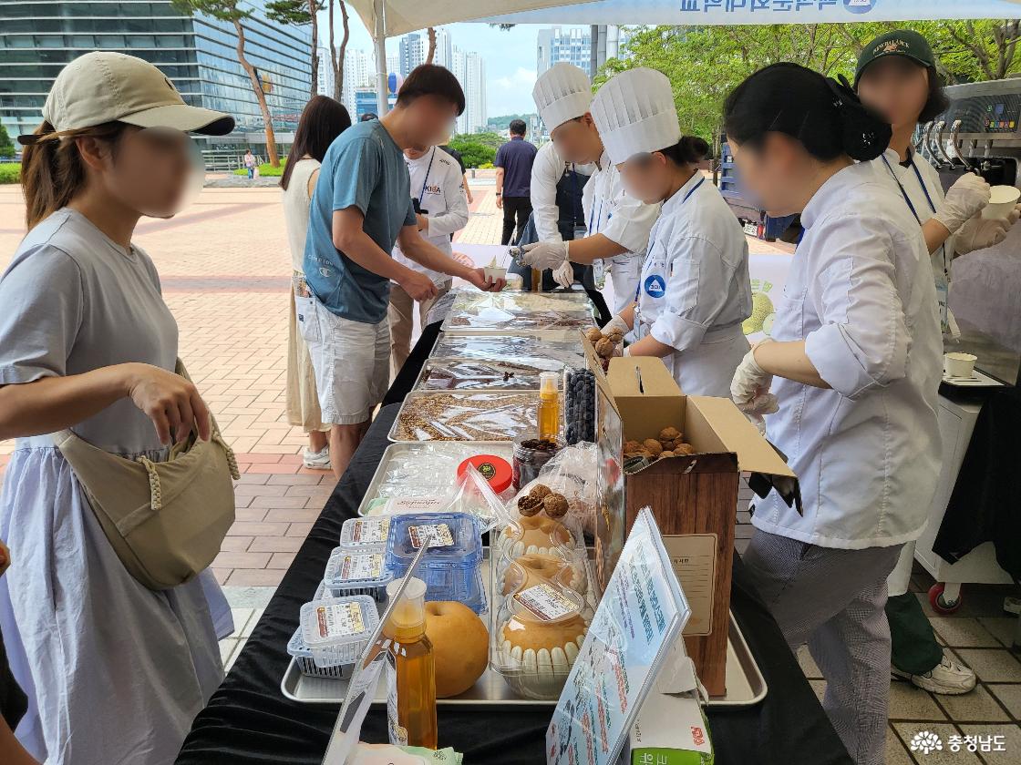 우유 아이스크림 위에 천안시에서 생산한 견과류와 과일 등 원하는 토핑을 얹고 있는 모습.