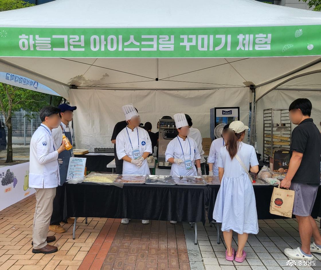 다양한 아이스크림 토핑이 준비되어 있고, 참가자들을 맞이하기 위해 준비중인 모습.