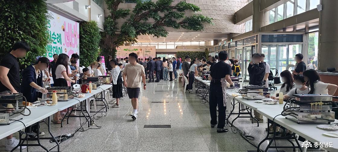 천안시청 로비에서 호두과자 만들기 중인 참가자들과 도와주시는 백석문화대학교 학생 제빵사님들.