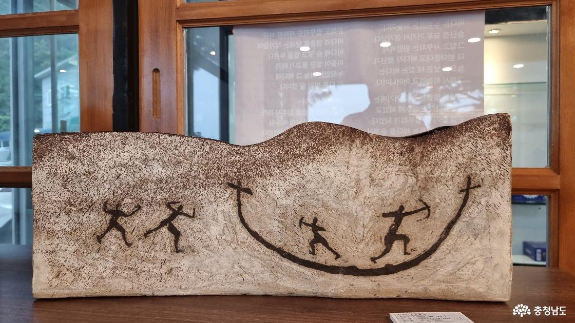 김영자 작가 ’사하라 그때-사냥‘, 조합토+상감기법+1270°C 소성, 23×61×18cm, 2009)