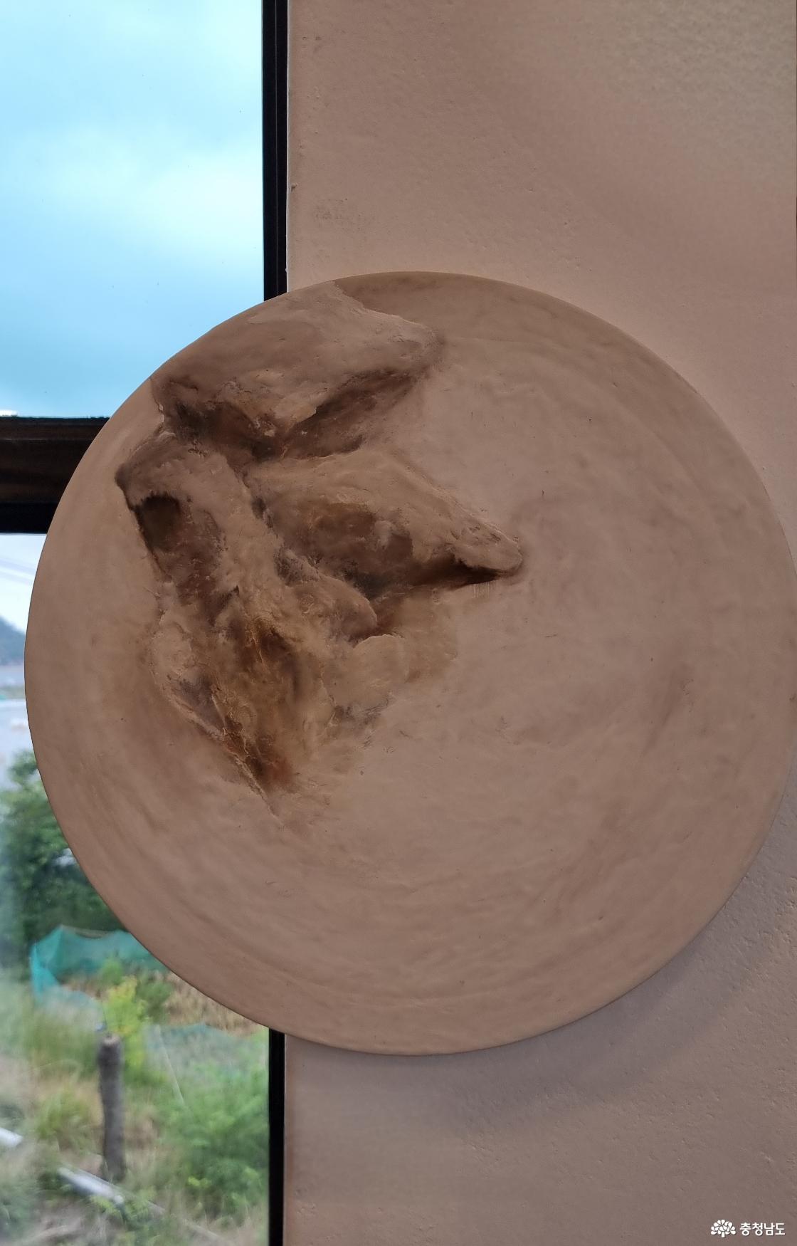 김효진 작가 ‘그 날...그 곳에...’ (캔버스에 돌가루+목탄+파스텔, 40×40cm, 2025)