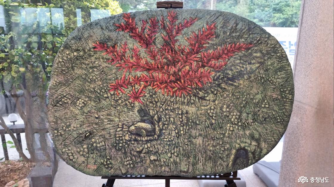 장경희 작가 ‘나문재 앞 짱뚱이’ (나무판+아크릴컬러+유화물감, 57×83cm, 2024)
