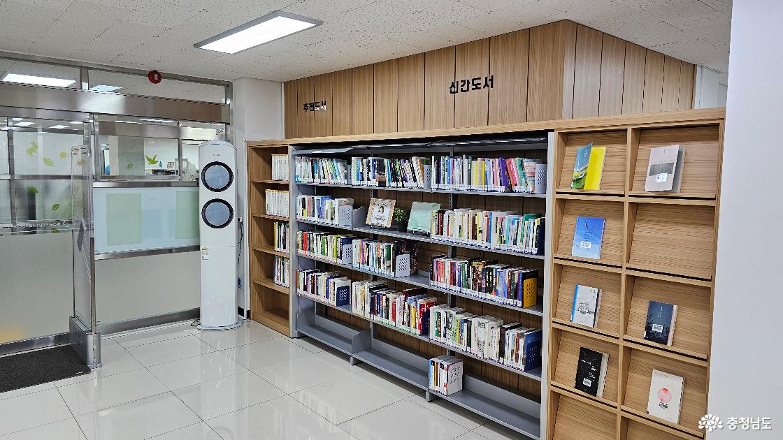 1층 일반자료실 내부모습(신간도서 진열장)