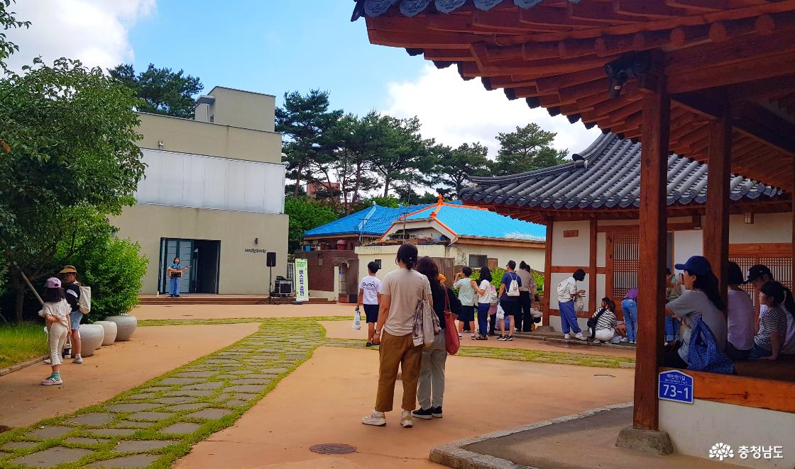 공주 비단가람온길 플로깅은 제민천에서 시작해서 공주풀꽃문학관에서 끝났다.