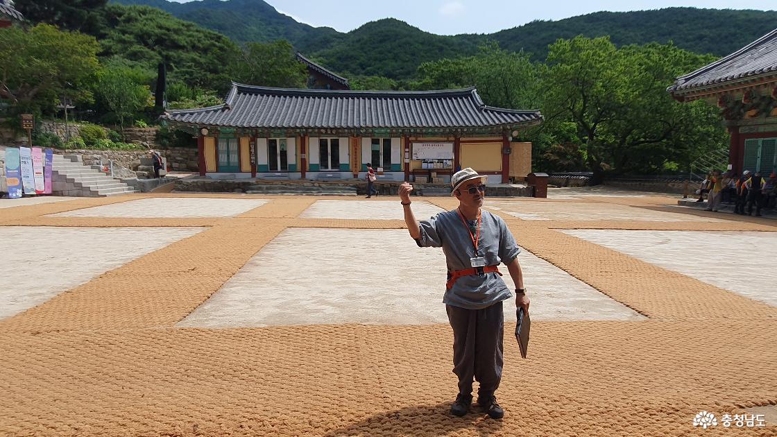 갑사 진해당 마루에 앉아서 불교 문화해설사의 설명을 듣는다.
