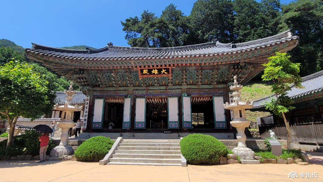 천년고찰 공주시 계룡산 동학사 대웅전 전경.