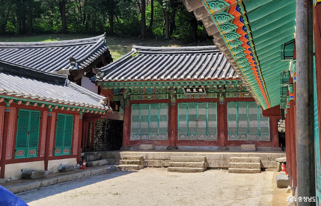 천년고찰 공주시 계룡산 동학사에서 충신을 모시는 숙모전 전경.
