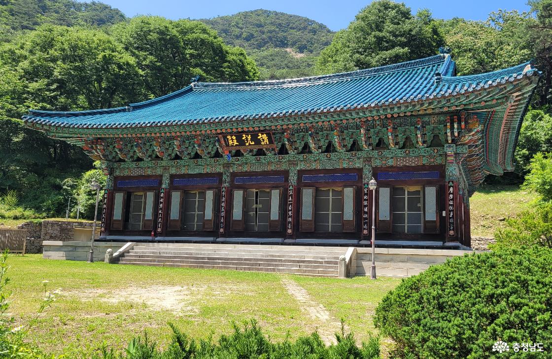 천년고찰 공주시 계룡산 동학사 강설전 전경.