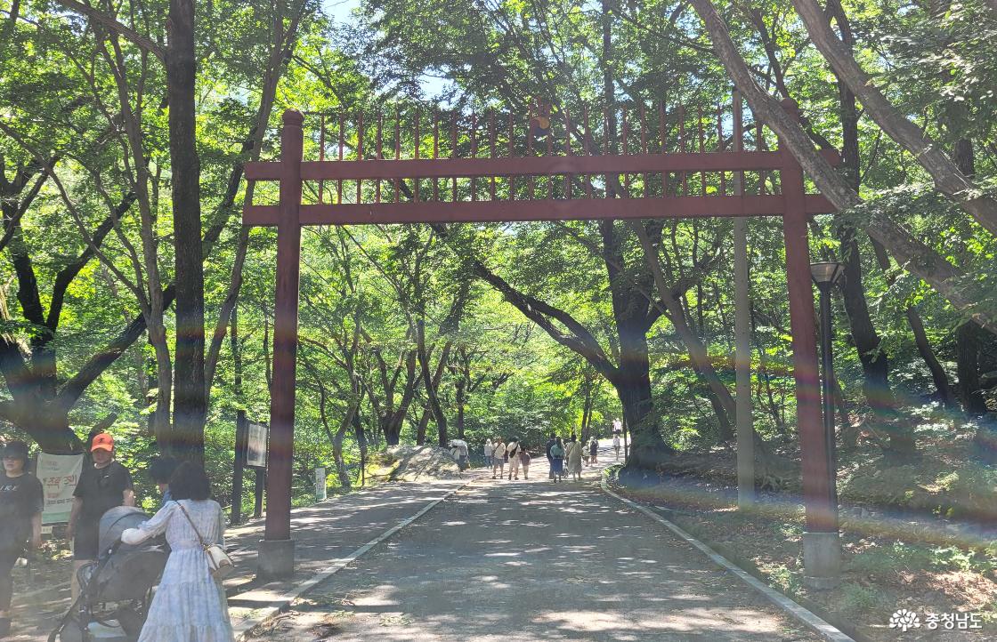 천년고찰 공주시 계룡산 동학사 홍살문 전경.