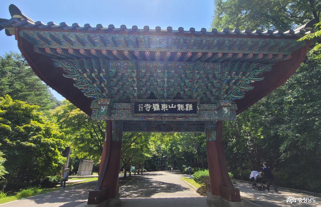 천년고찰 공주시 계룡산 동학사 일부문. 계룡산동학사 협판이 걸려 있다.