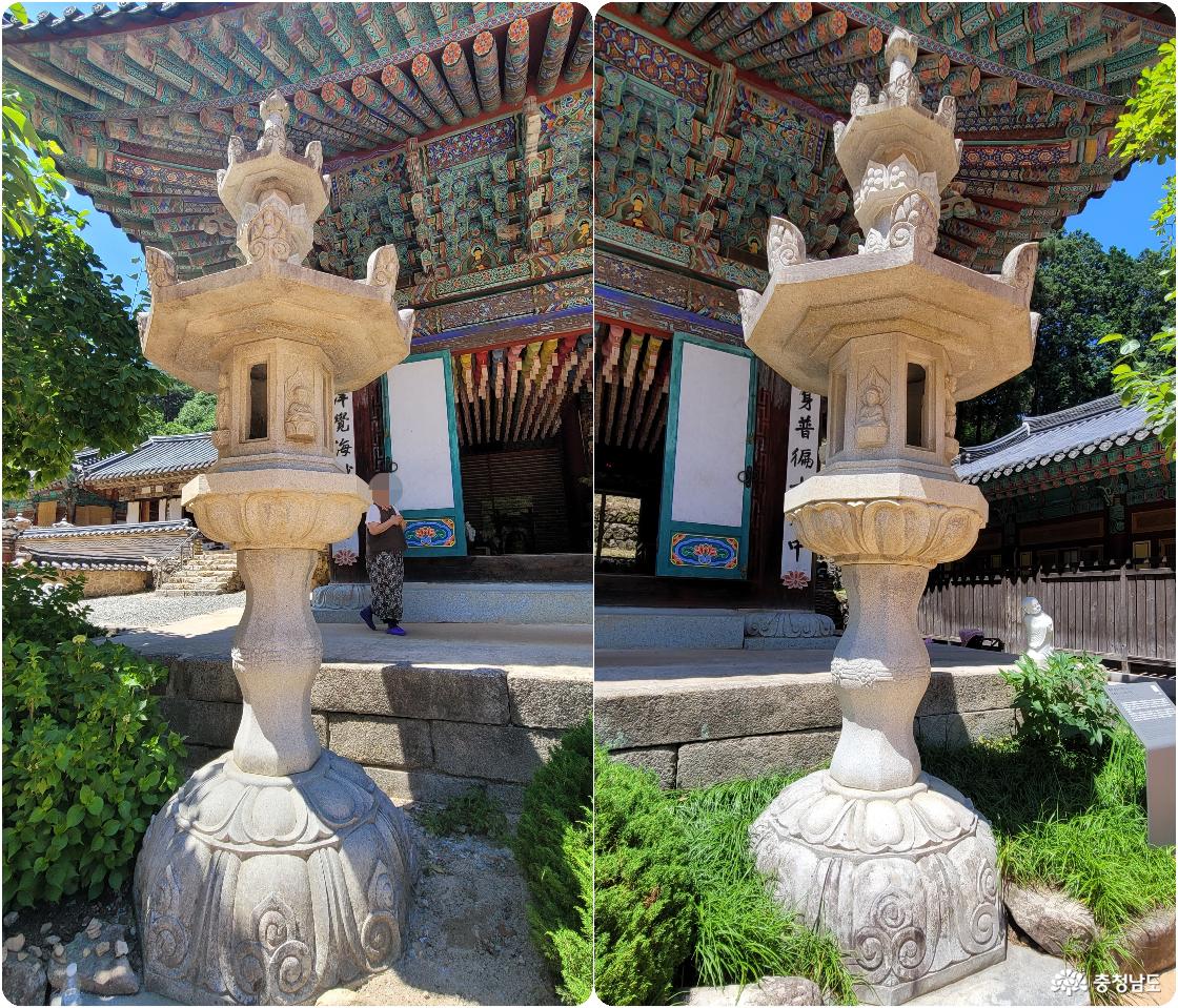 천년고찰 공주시 계룡산 동학사 대웅전 앞 뜰의 좌우석등.