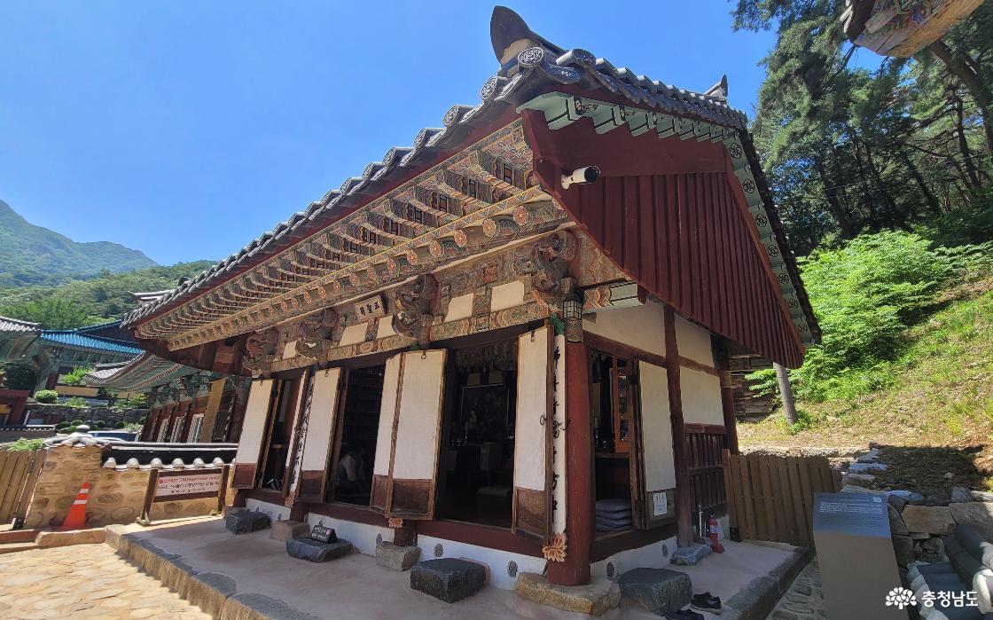 천년고찰 공주시 계룡산 동학사 삼성각 전경.