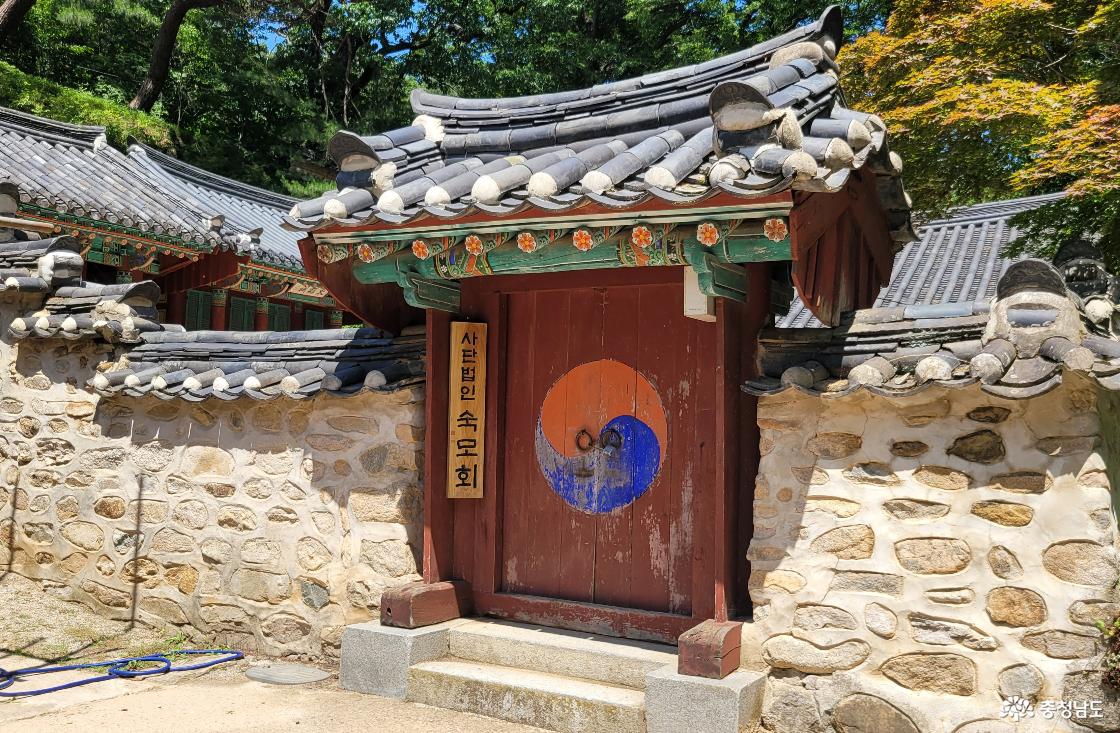 천년고찰 공주시 동학사에는 절의를 지킨 충신을 모시는 제례가 운영중이다.