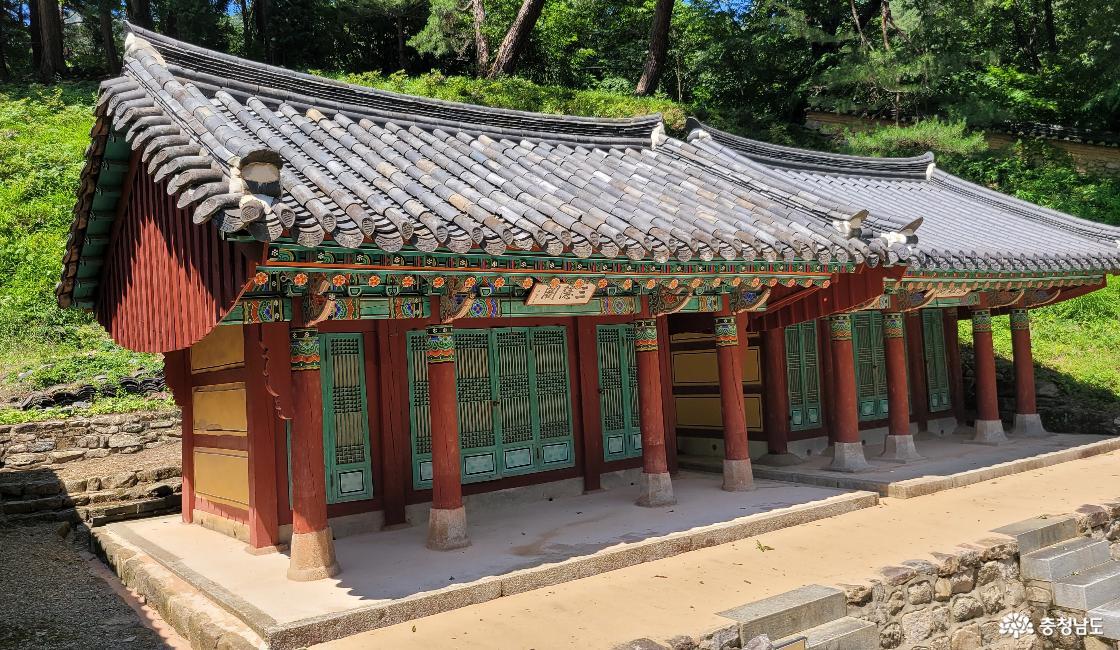 천년고찰 공주시 동학사에서 충신을 모시는 삼은각과 동계사.