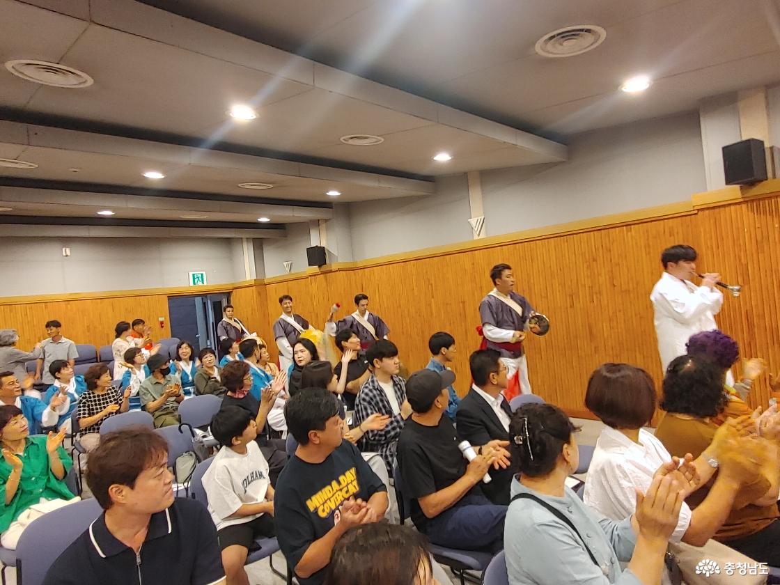 비나리 공연을 위해 입장하는 모습