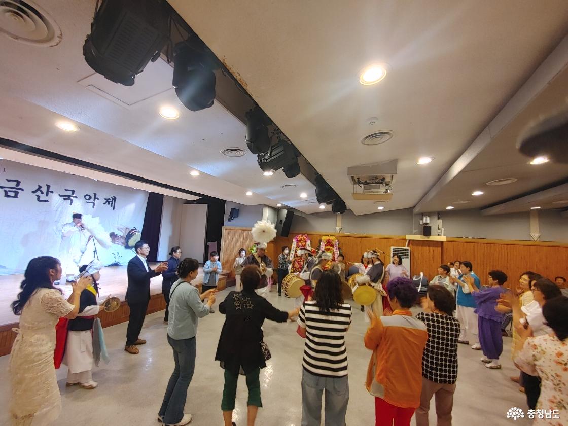 공연자와 관객과 화동의 무대