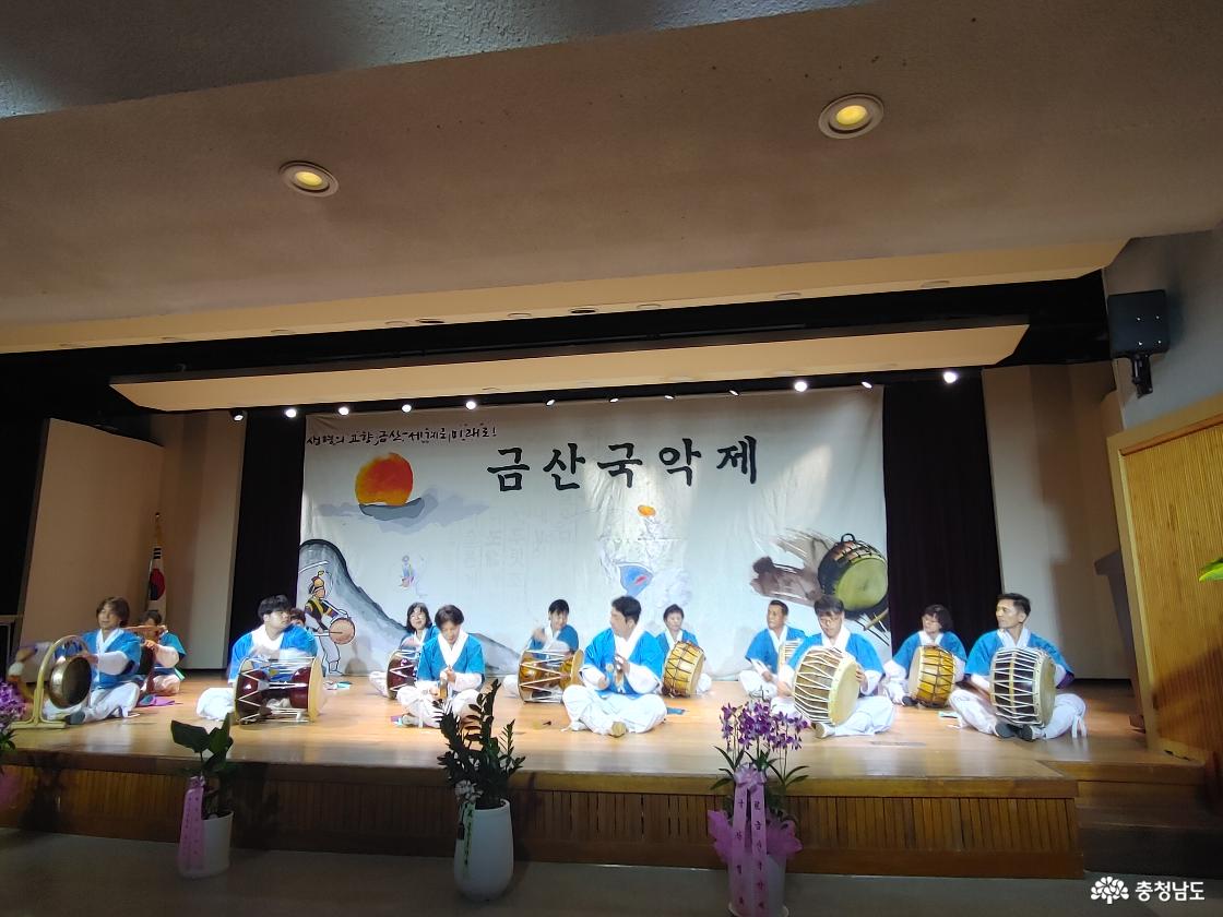 국악협회 회원들의 사물놀이 공연 모습