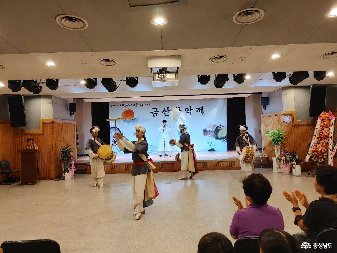 기묘한 재주를 보이는 판굿 무대