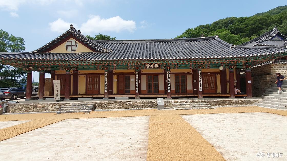 계룡초등학교 전신인 개룡공립보통학교 개교터였던 갑사 진해당