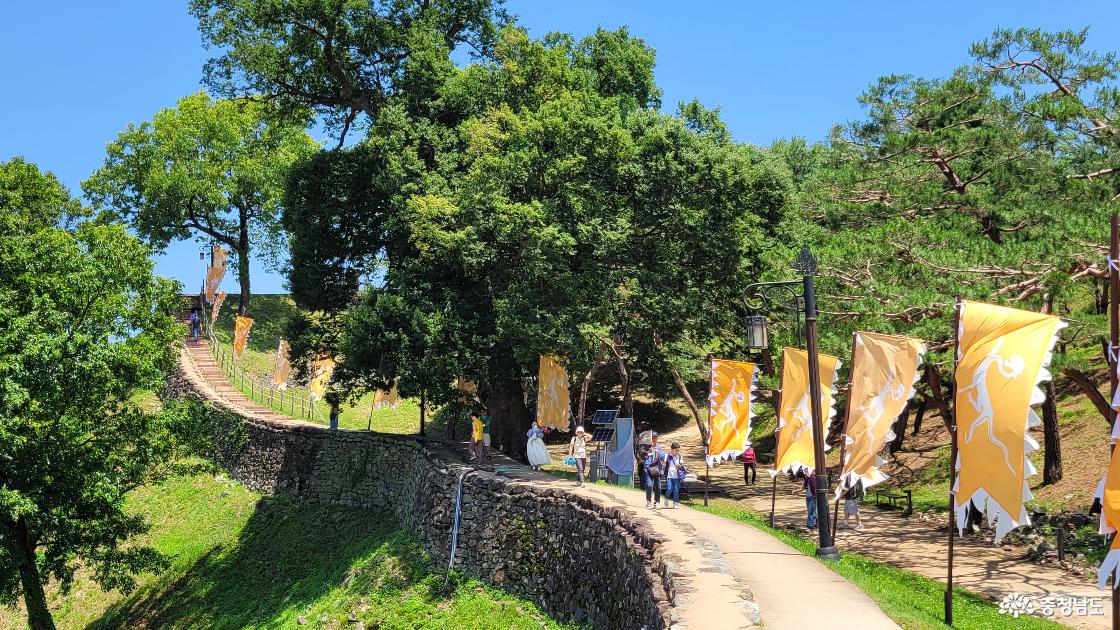전통사찰 공주 영은사로 연결된 공주시 공산성벽길. 비단물(금강)의 수려함을 만날수 있다.