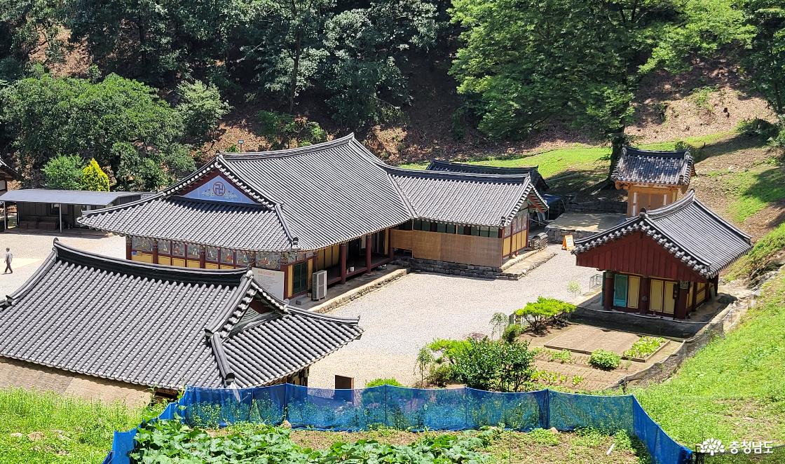공주시 공산성 왕궁터(추정)에서 내려다 본 전통사찰 영은사 전경.