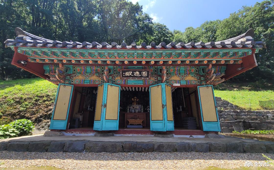 전통사찰 공주 영은사 원통전 전경.