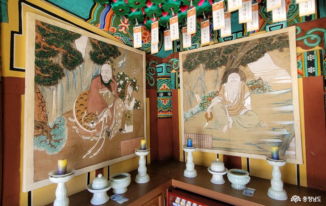 전통사찰 공주 영은사 원통전의 산신탱화(좌)와 독성탱화