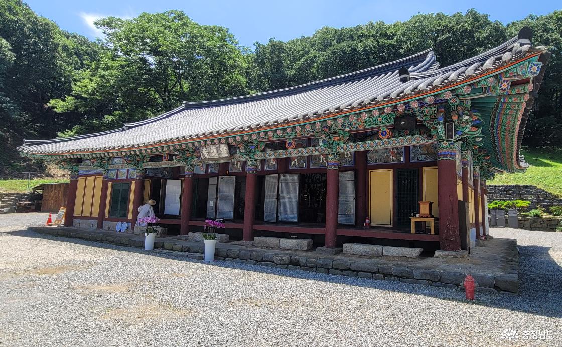 전통사찰 공주 영은사 관일루 전경. 영은사 현판이 걸려있다.