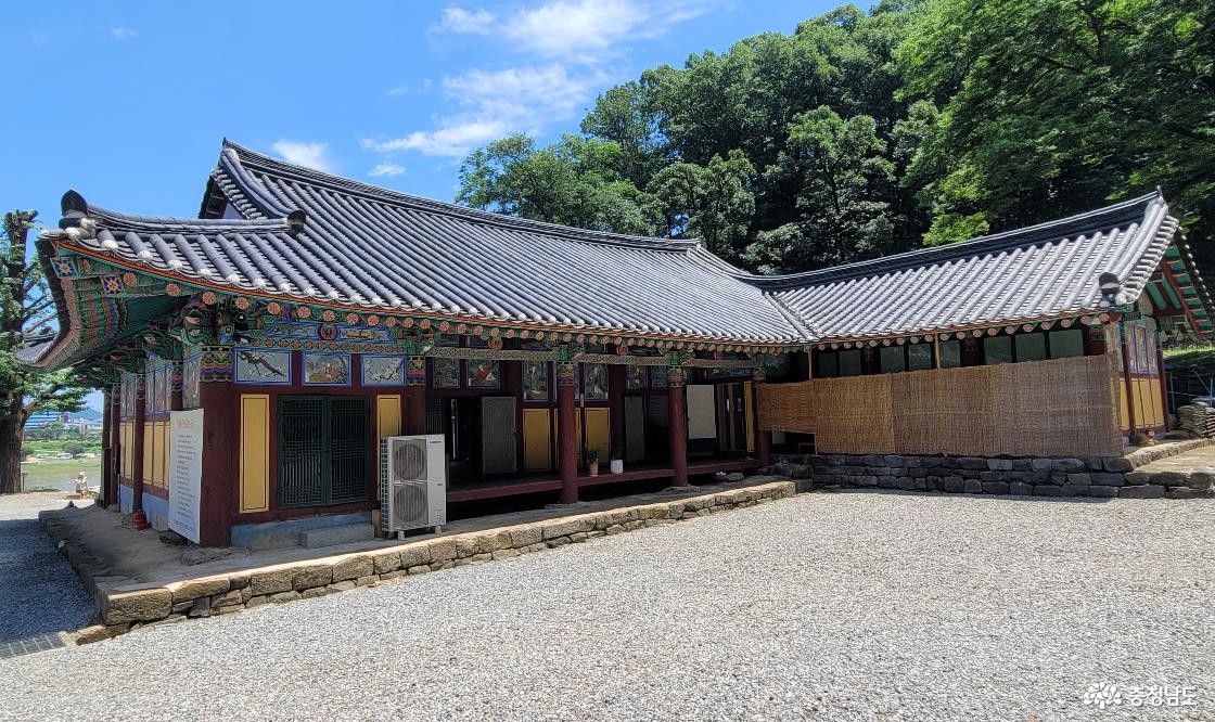 전통사찰 공주 영은사 관일루 후면.