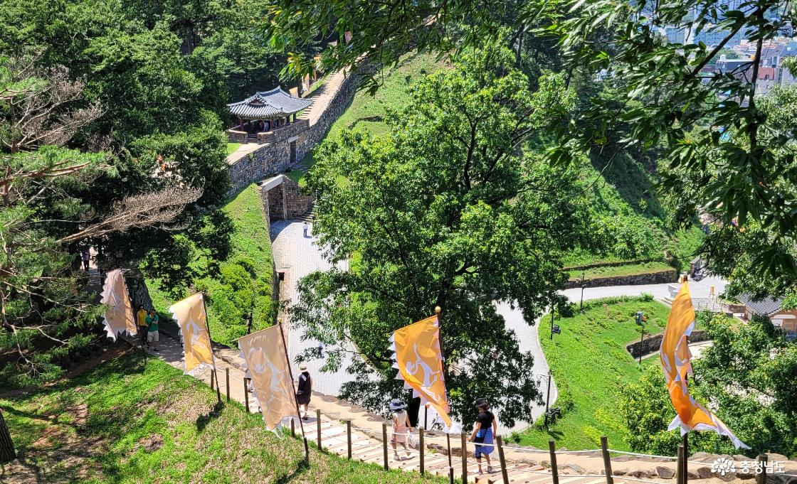 전통사찰 공주 영은사를 안고 있는 공산성 금서루.