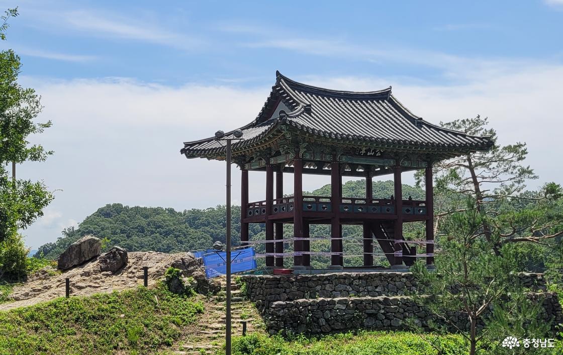 전통사찰 공주 영은사가 있는 공산성의 공산정. 내부공사중 조망만 가능.