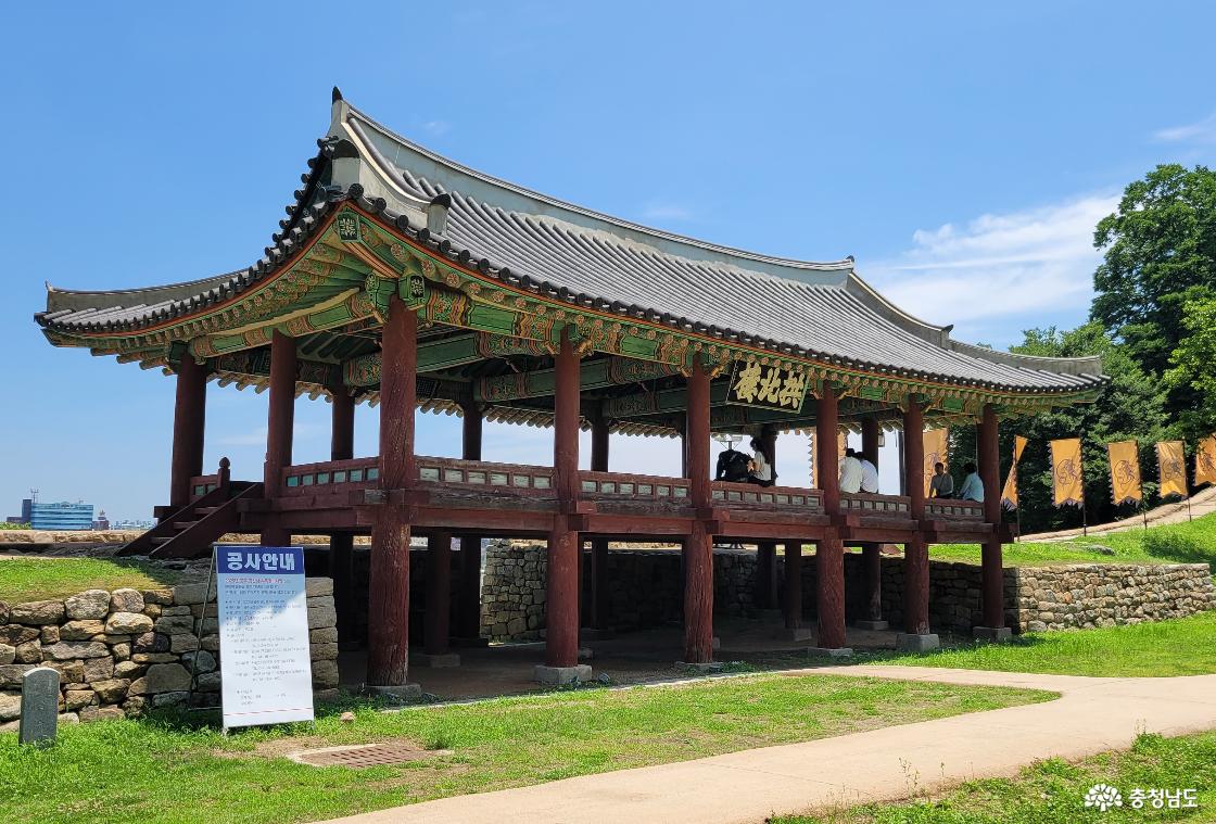 전통사찰 공주 영은사가 있는 공산성의 홍북루 전경.