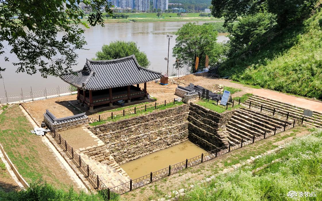 전통사찰 공주 영은사 인근의 공산성 연지. 백제시대부터 사용된 것으로 추정된다.