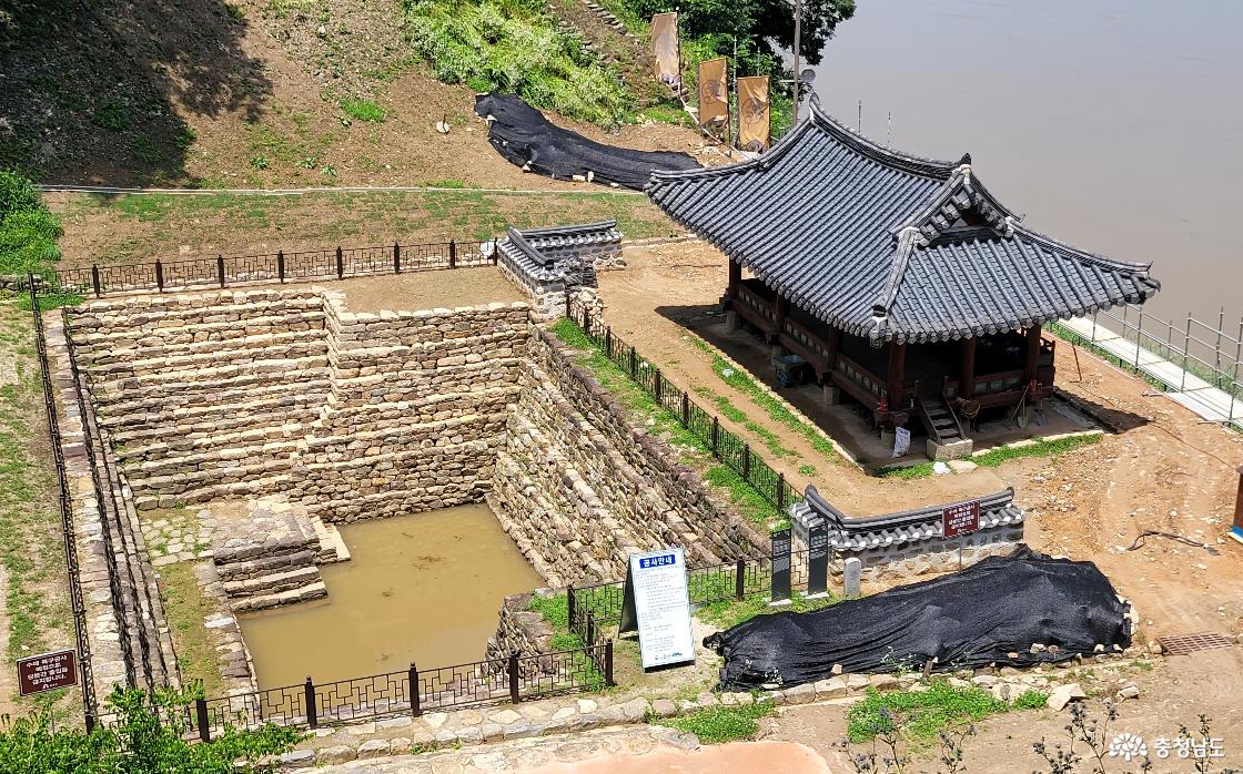 전통사찰 공주 영은사 인근 공산성 연지. 가로 21m, 너비 12m 규모로 아래로 좁아든다.