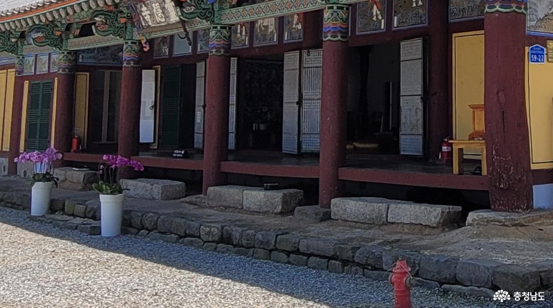전통사찰 공주 영은사에서 출토된 건축 부재들이 원통전과 관일루 등에서 사용되고 있다.
