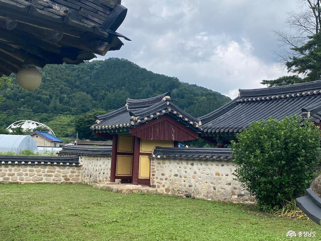 조헌 사당내 입구