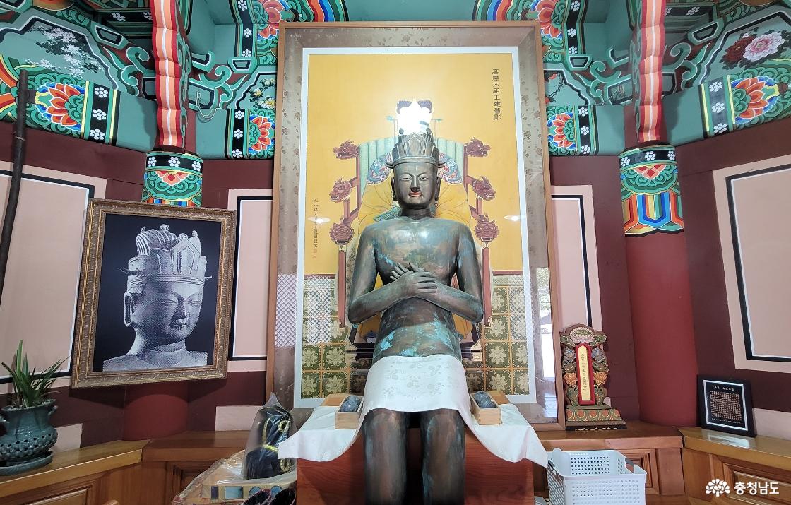 전통사찰 논산 개태사 어진전의 태조 어진과 청동상.