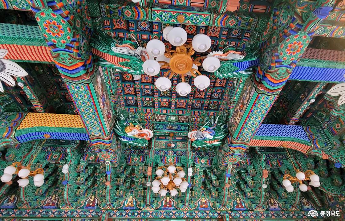 전통사찰 논산 개태사 대웅보전의 화려한 단청.