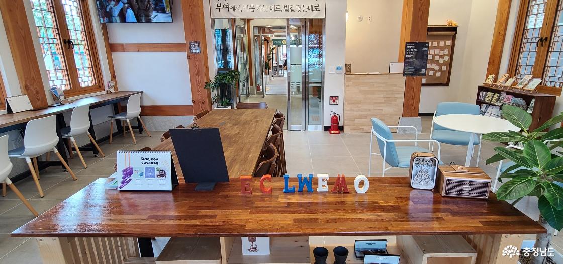 여행자쉼터 부여로 내부. 한옥 느낌을 살린 내부와 10여개의 의자와 테이블.