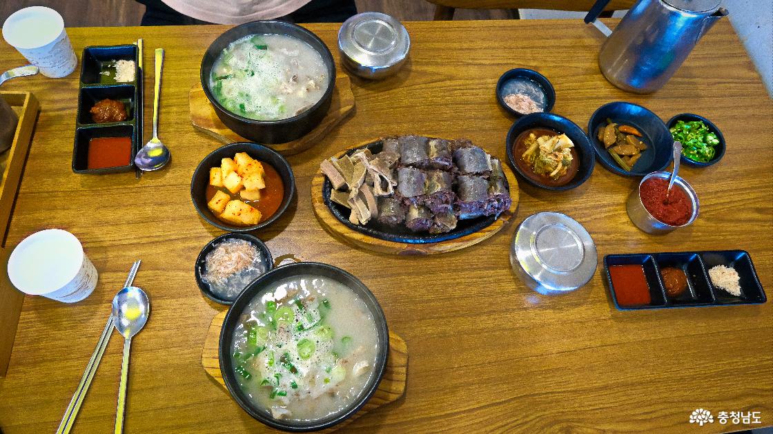 한 상 가득한 순대국밥