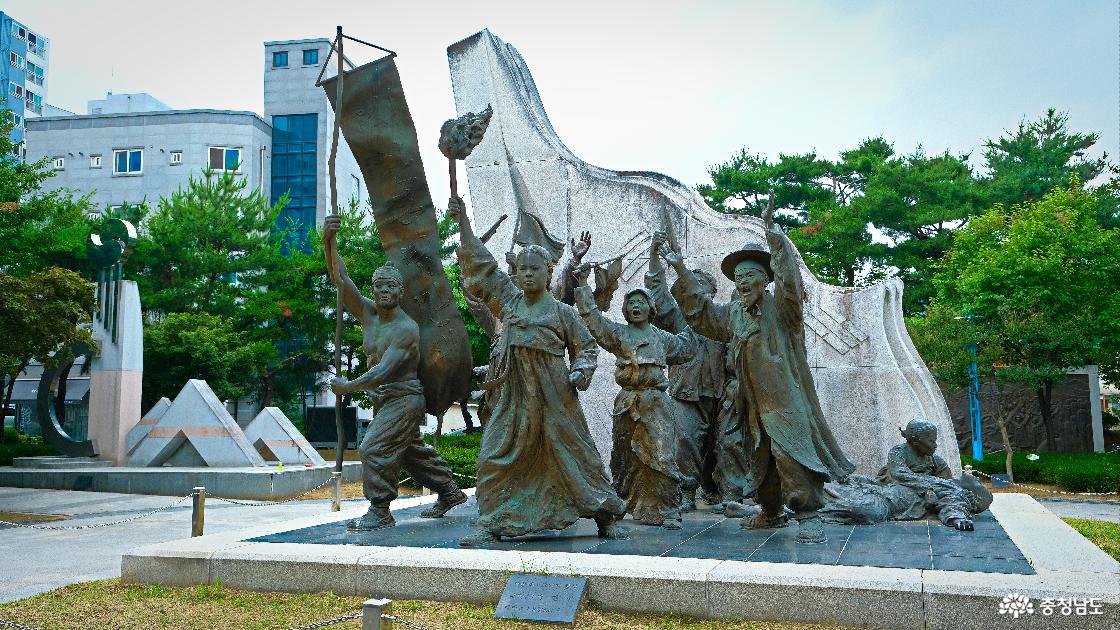 유관순 열사를 기리는 조형물 1