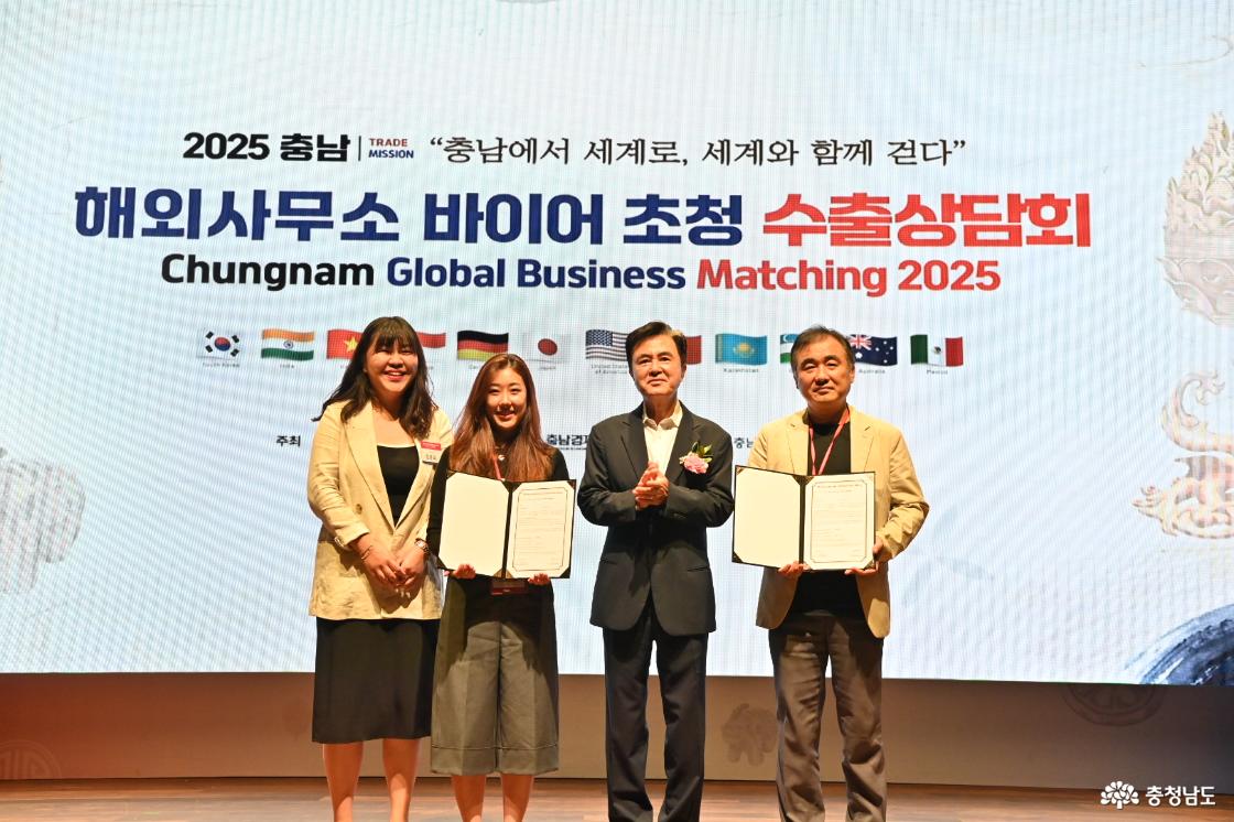 (왼쪽부터) 정훈희 충남도 독일사무소장, 독일바이어 김연주 퓨어디스트릭트 SRO 팀장, 김태흠 충남도지사, 김성환 씨에스컴퍼니 대표