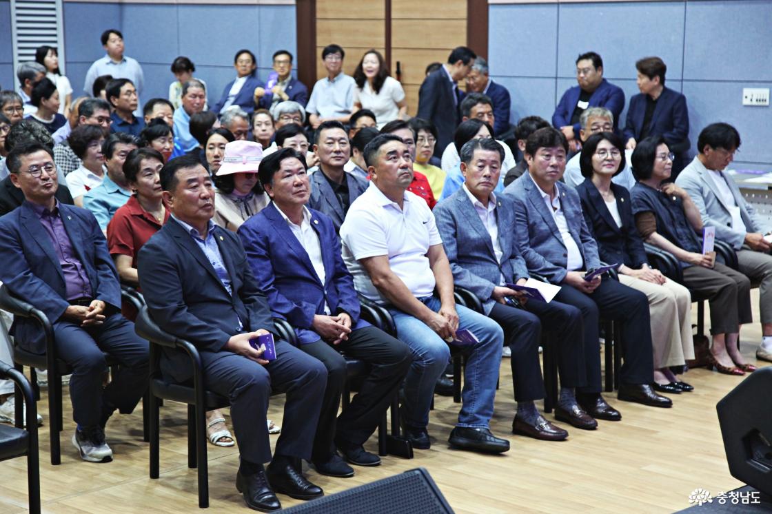 계룡시민들과 계룡시 시의회 의장과 의원들 설명회 참석