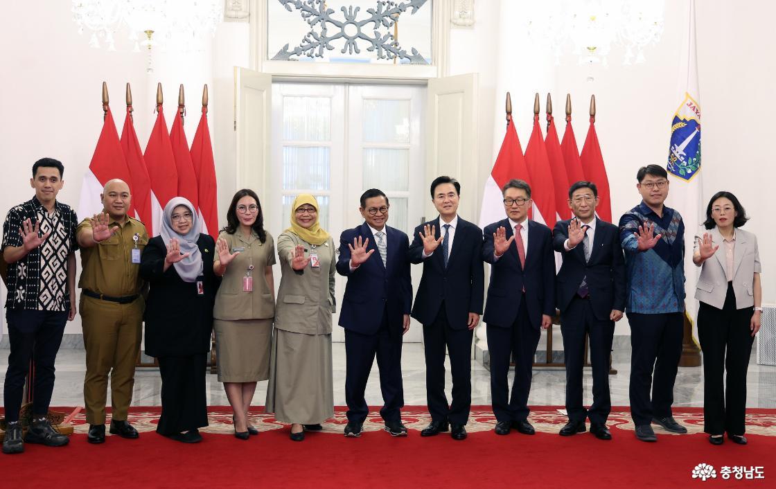 与雅加达省省长签署建立姊妹城市合作意向书